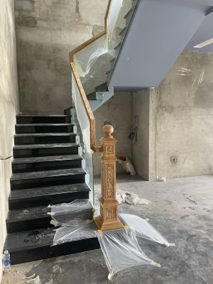 lan can kính cường lực+ tay nắm gỗ