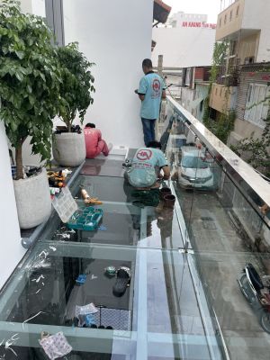mái kính cường lực+khung sắt hộp