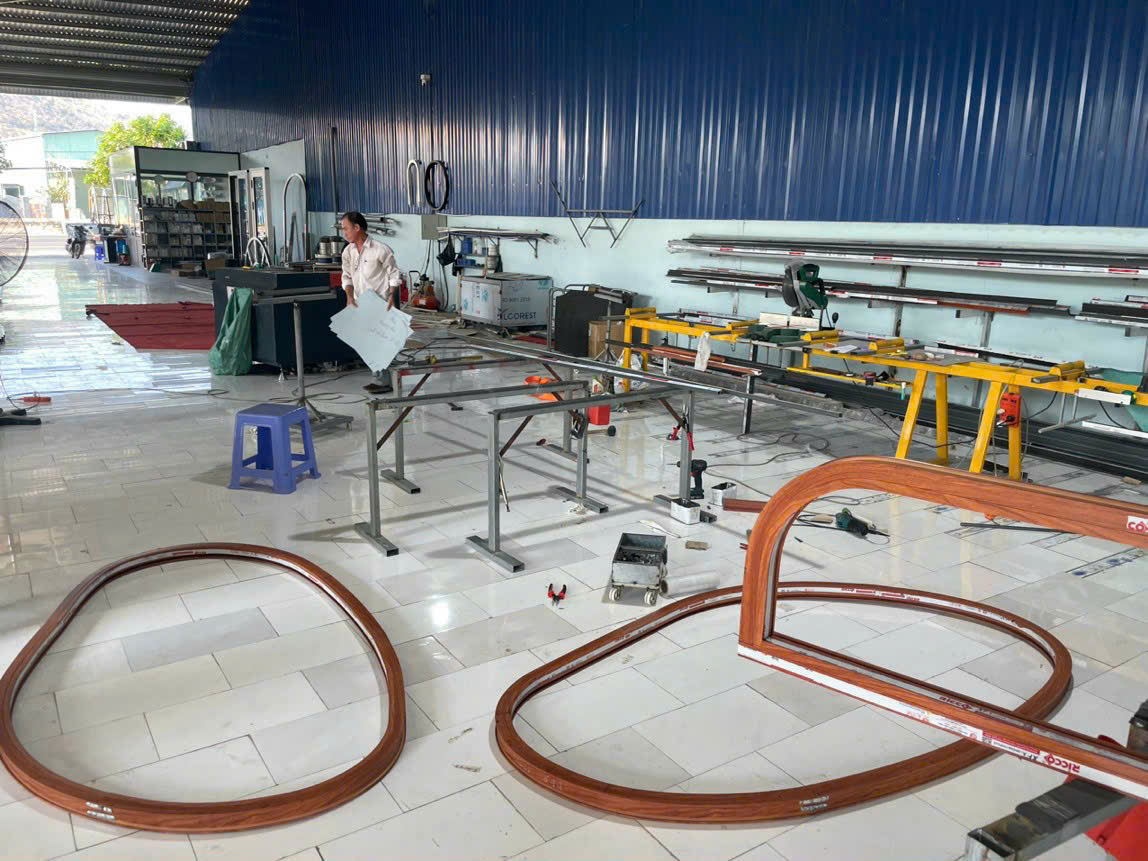 thi công ,lắp đặt nhôm xingfa uốn cong