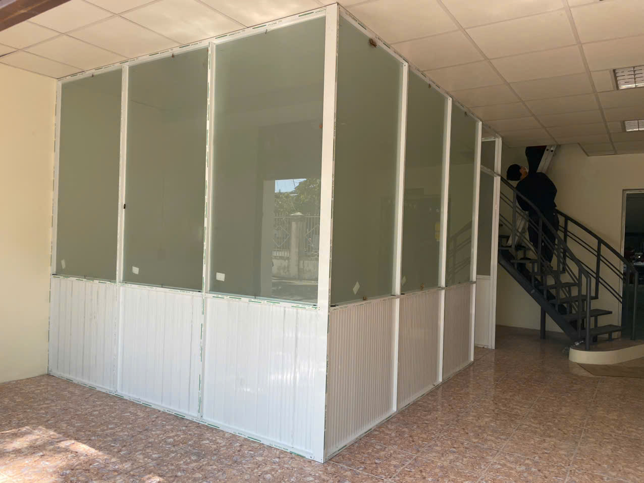 VÁCH NHÔM KÍNH VÀ CỬA ĐI HỆ 700